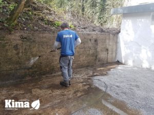 Limpieza de patio y decoración con grava