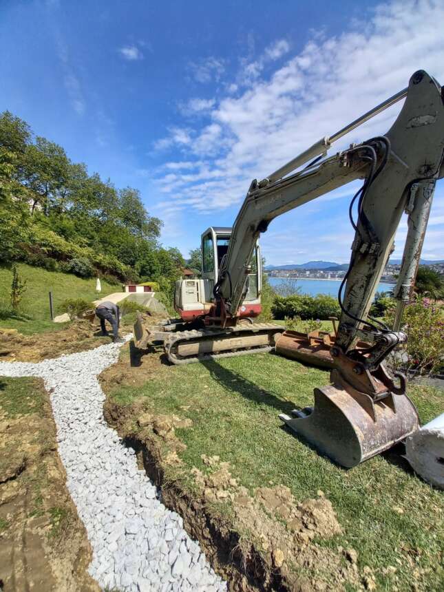 Drenajes en Donostia con excavadora